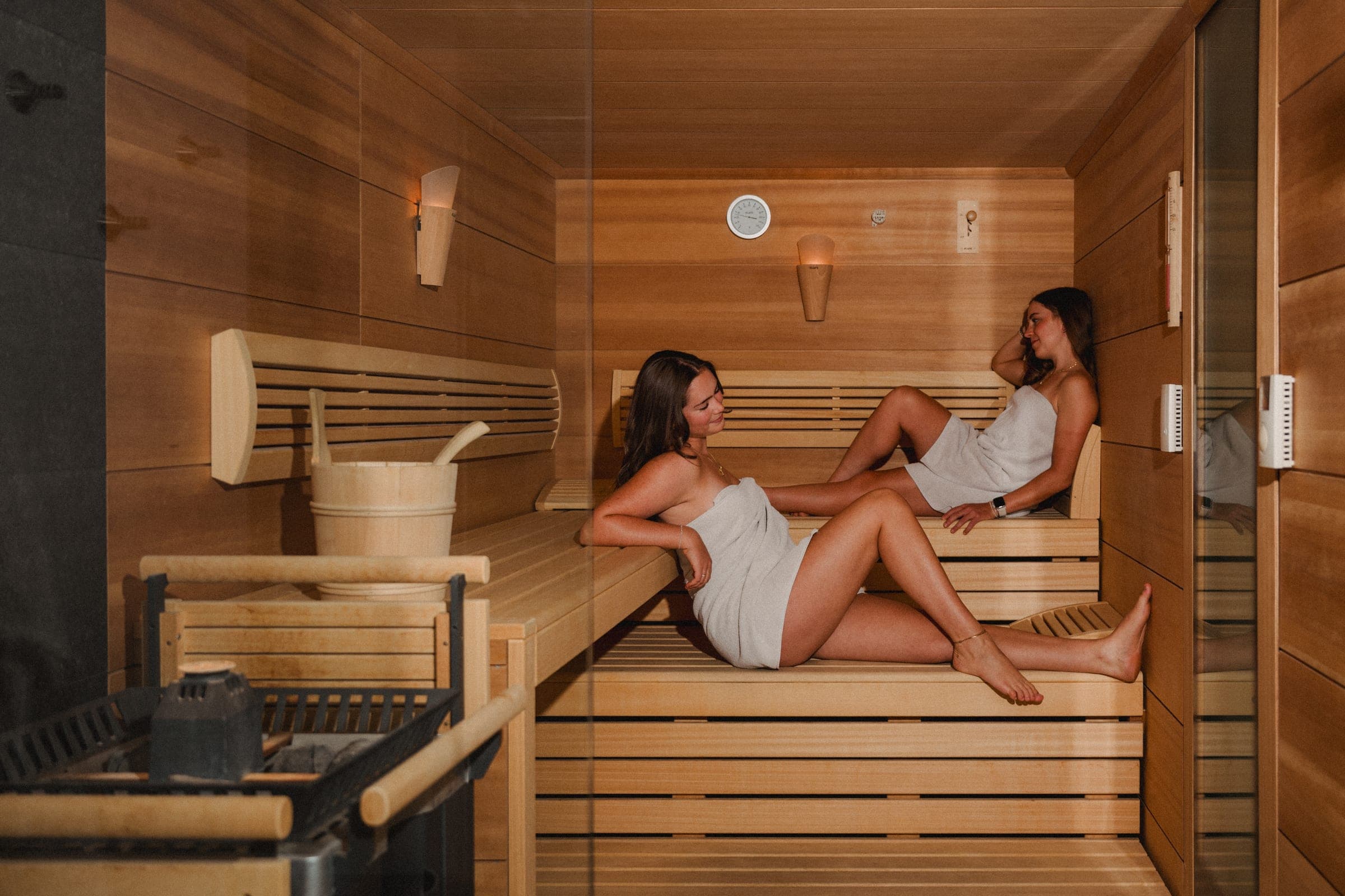 Zwei Gäste in der Sauna aus hellem Holz