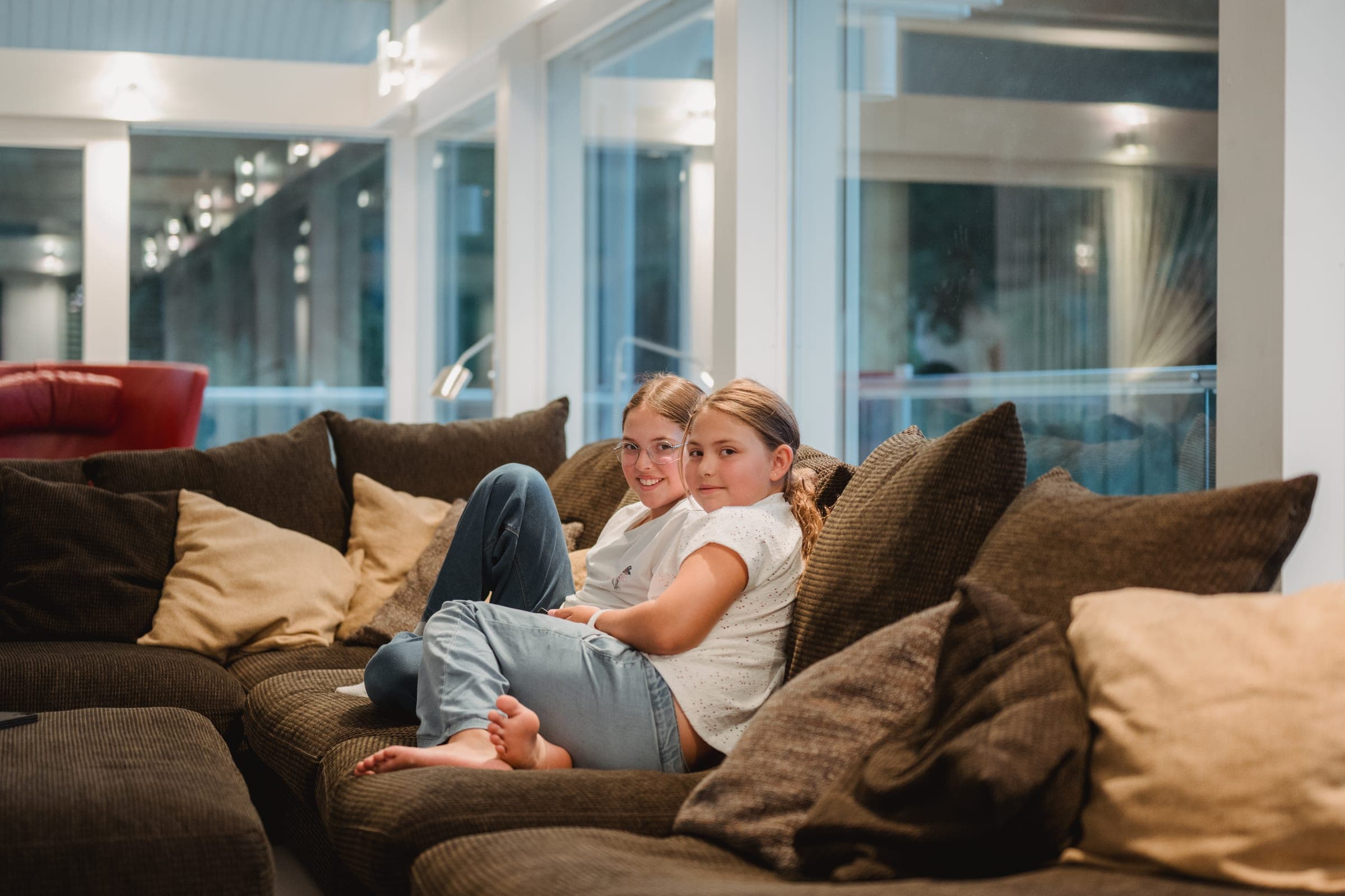 Zwei Gäste auf dem Sofa im Wohnraum