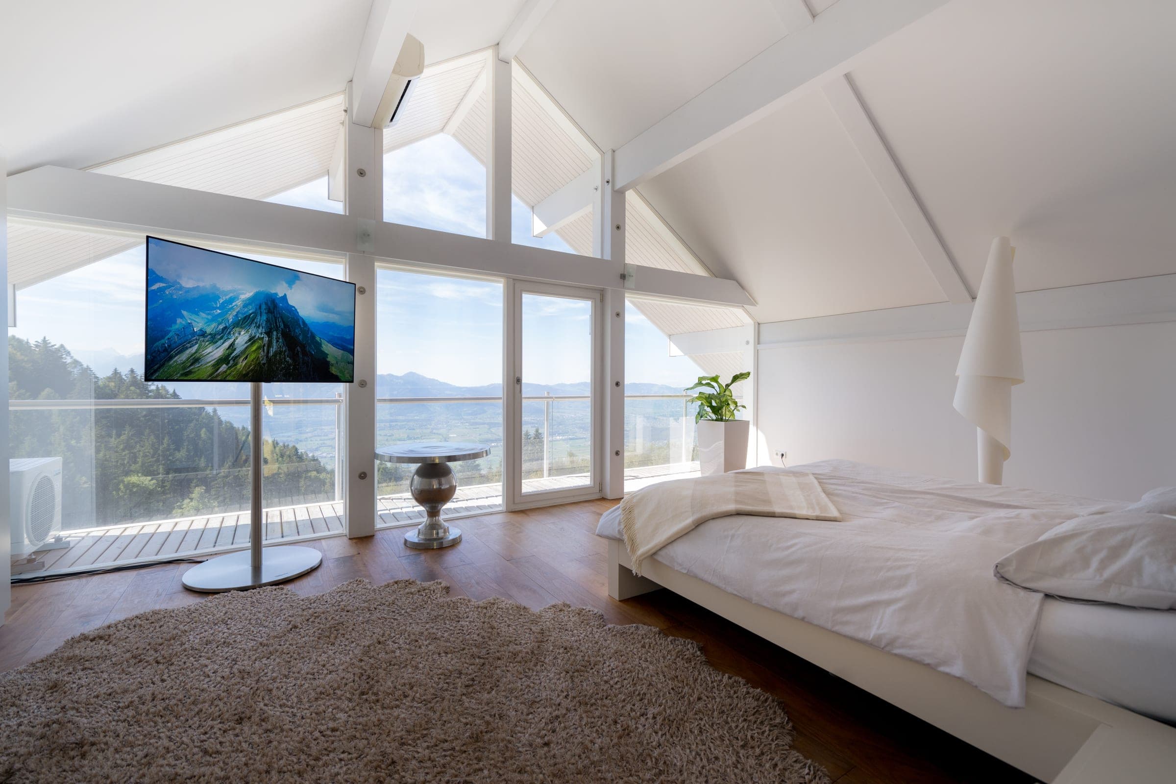 Schlafzimmer im verglasten Giebel mit Blick ins Rheintal