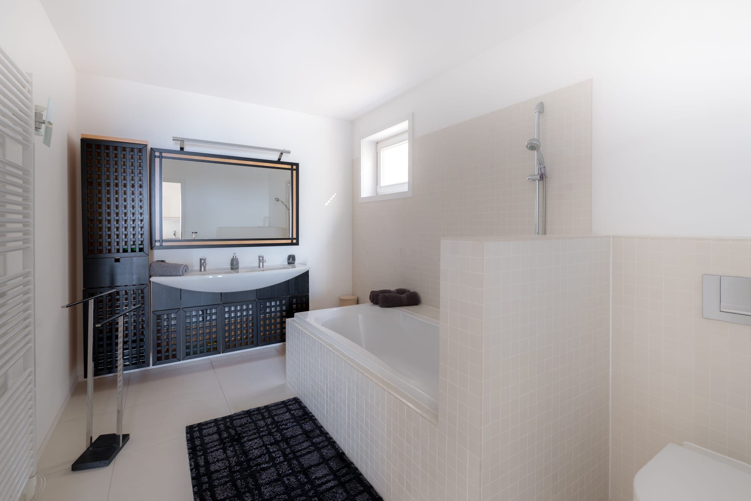 Bad mit Wanne, Dusche und Doppelwaschtisch