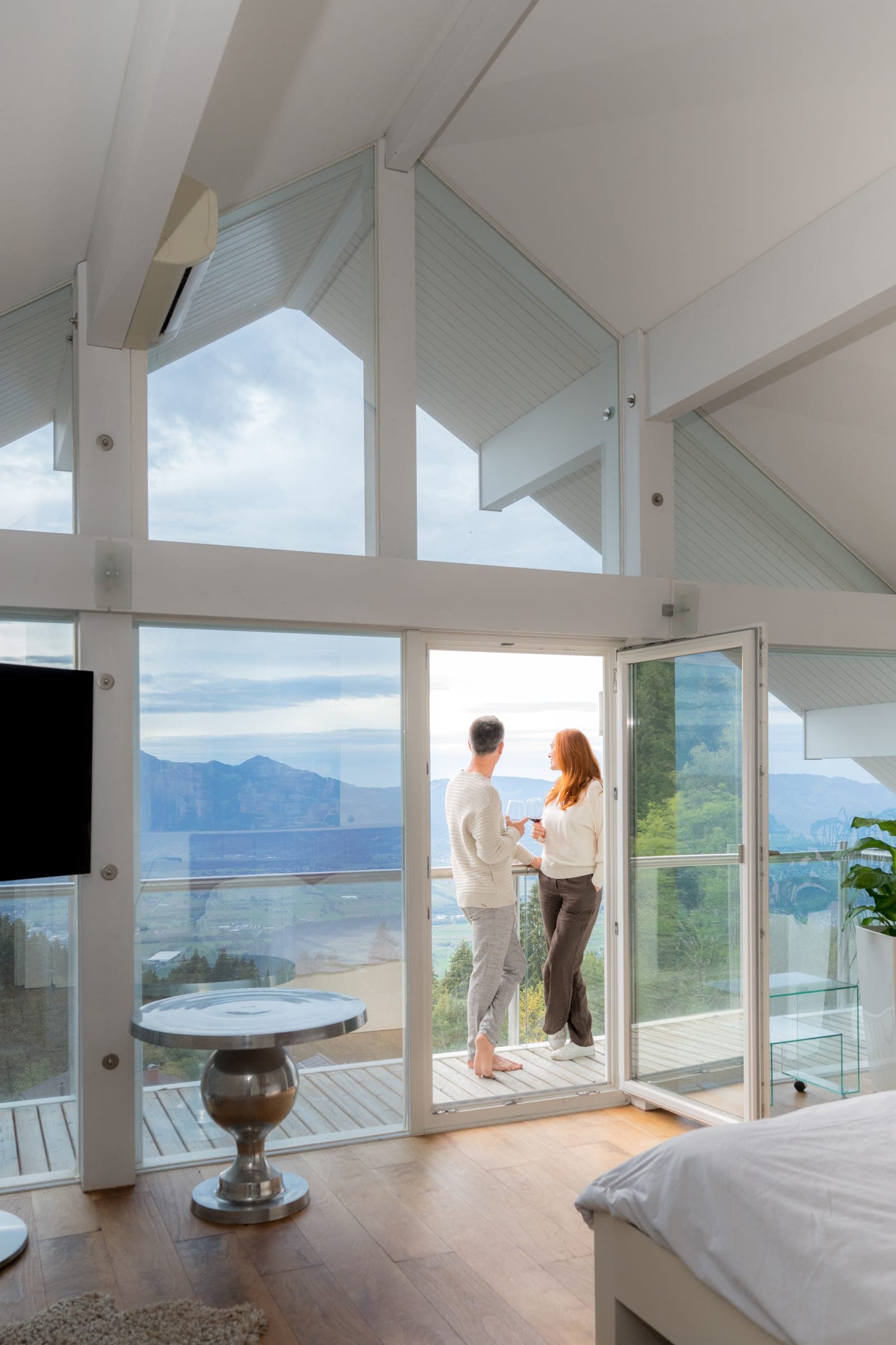 Zwei Gäste auf dem Balkon des Obergeschosses