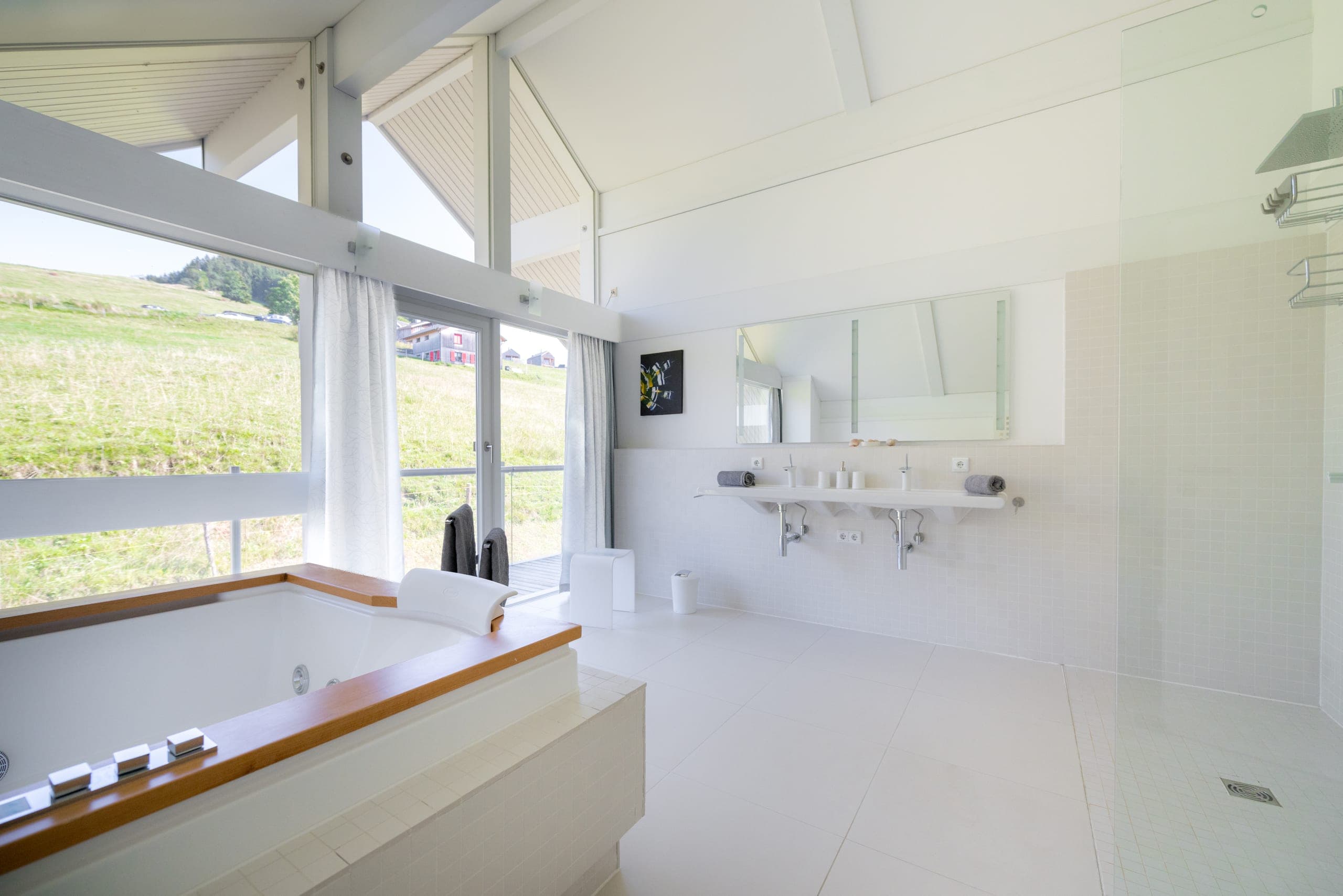 Bad im Obergeschoss mit Wanne am Fenster und Doppelwaschtisch