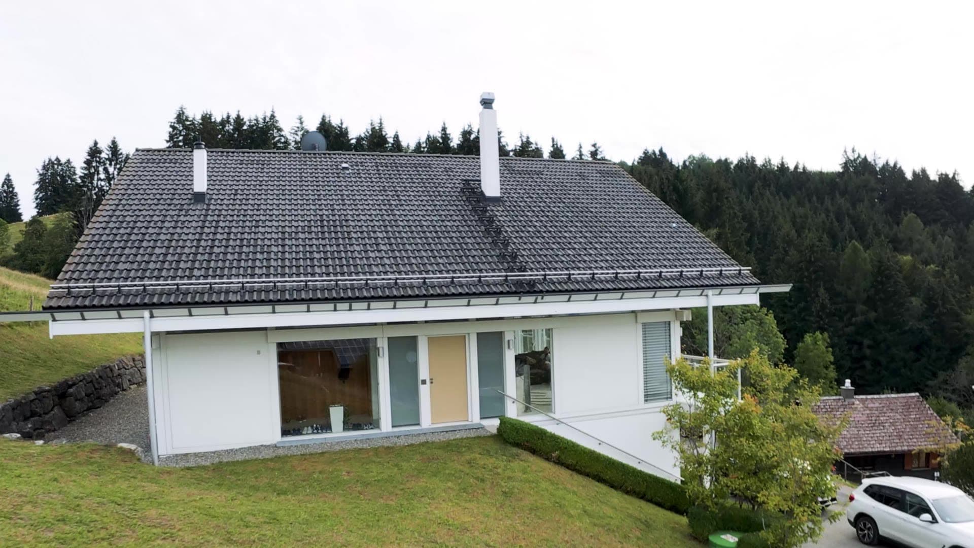Flight through the house: in through the front door, across the living room, terrace, kitchen and bedrooms, and back out in front of the house