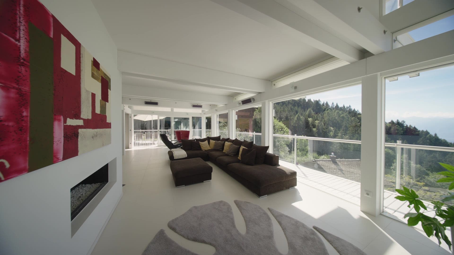 Rundgang durch das Haus: Wohnraum, Schlafzimmer, Treppe und der Blick ins Tal